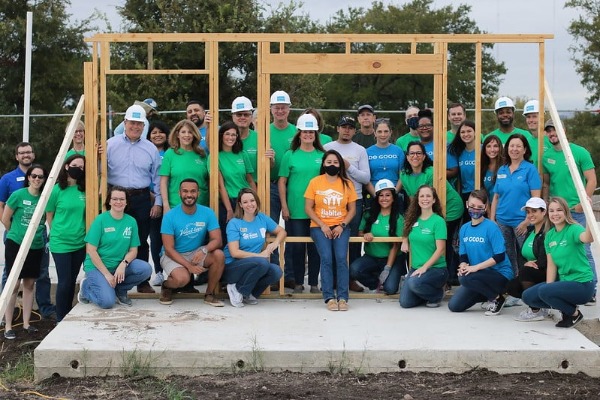Photo of all the individuals at the Habitat for Humanity project.